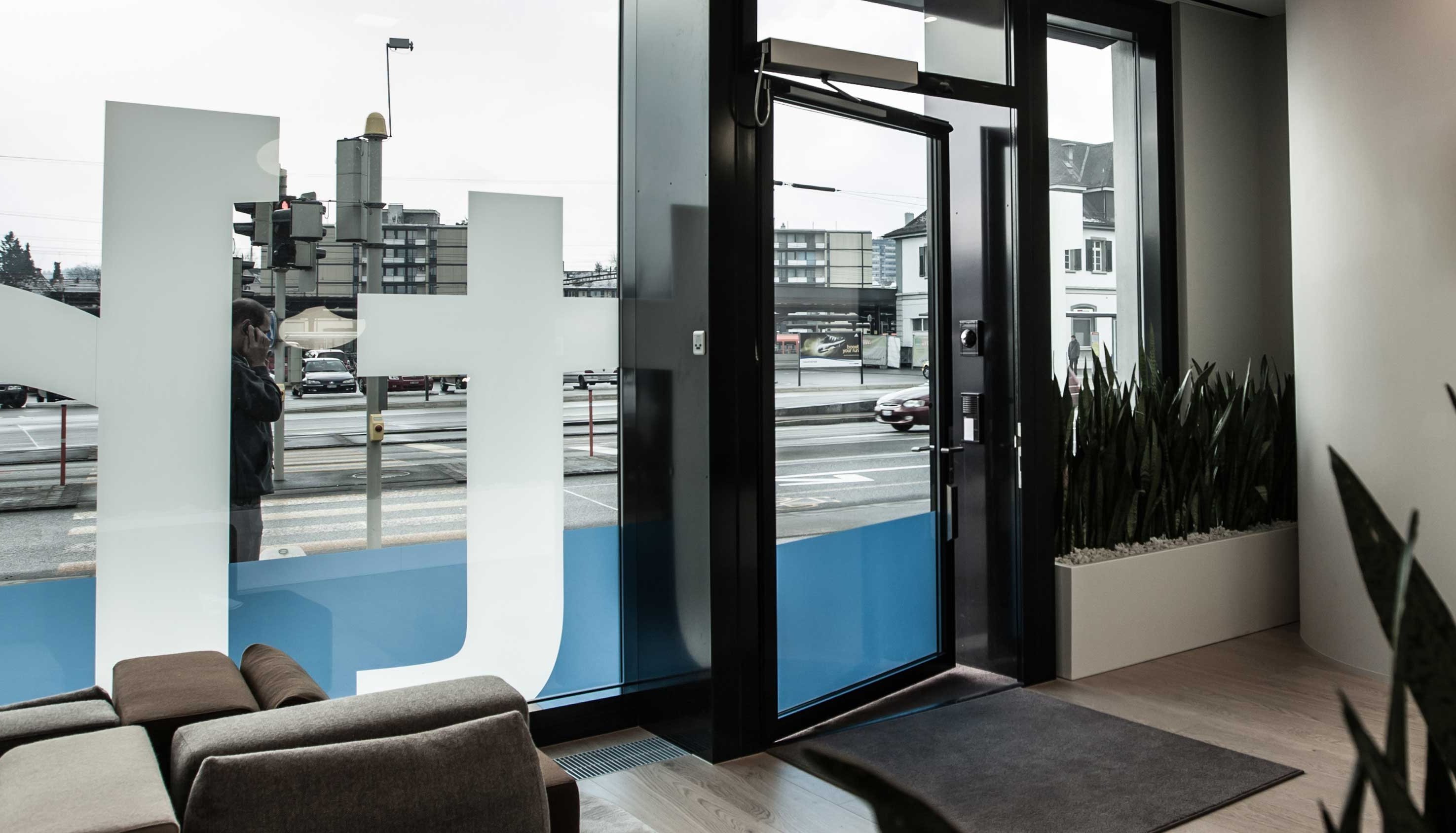 Medgate Praxis mit einer automatischen Drehflügeltür