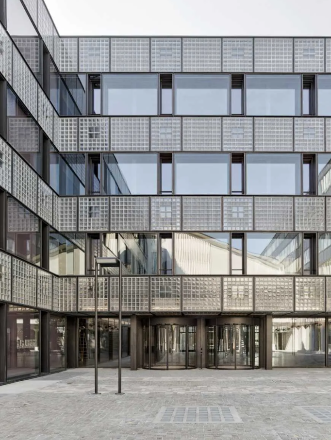 Forschungsgebäude der ETH in Zürich mit automatischen Rundschiebetüren