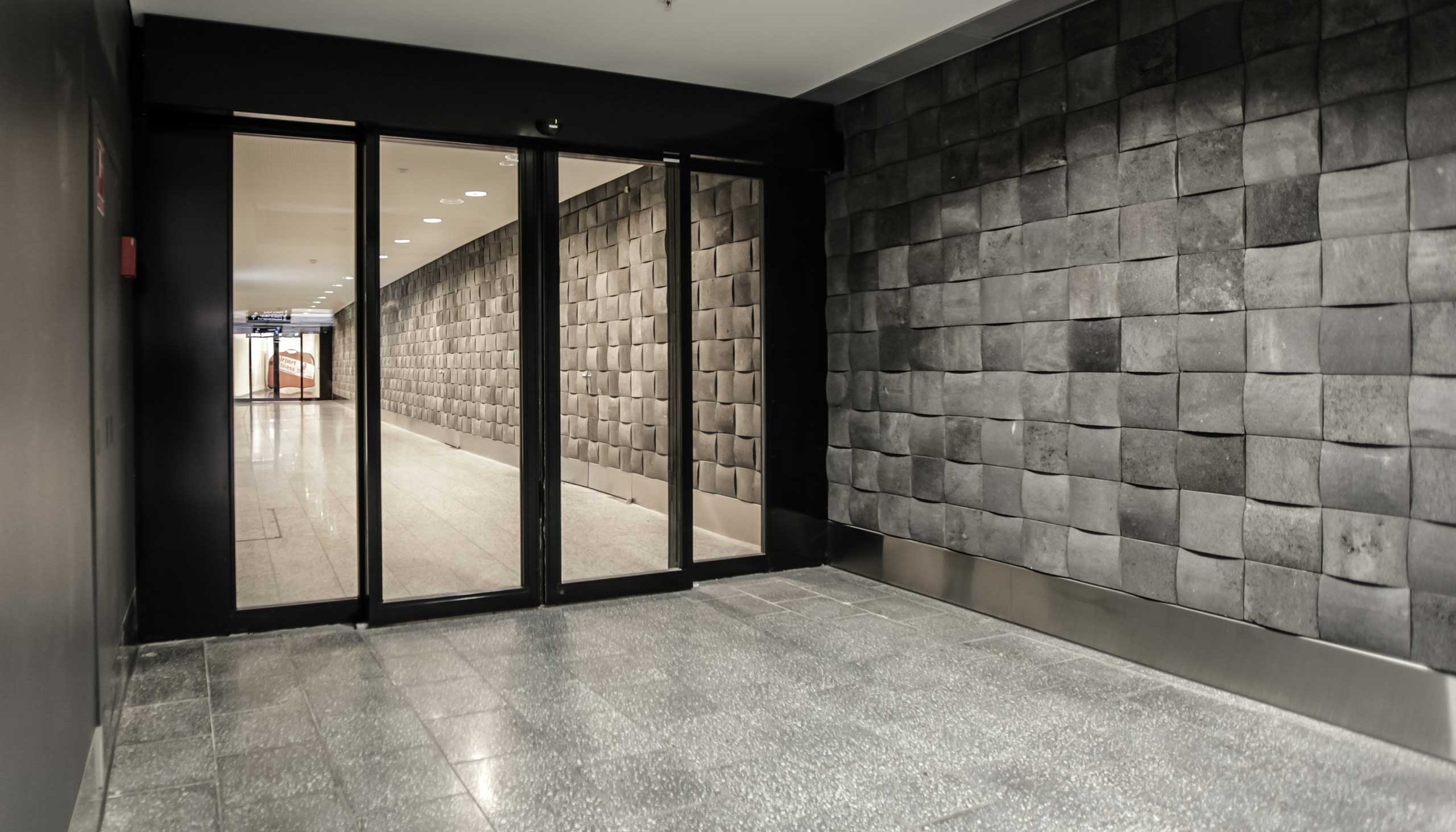 Durchgang mit einer automatischen brandschutz Schiebetür