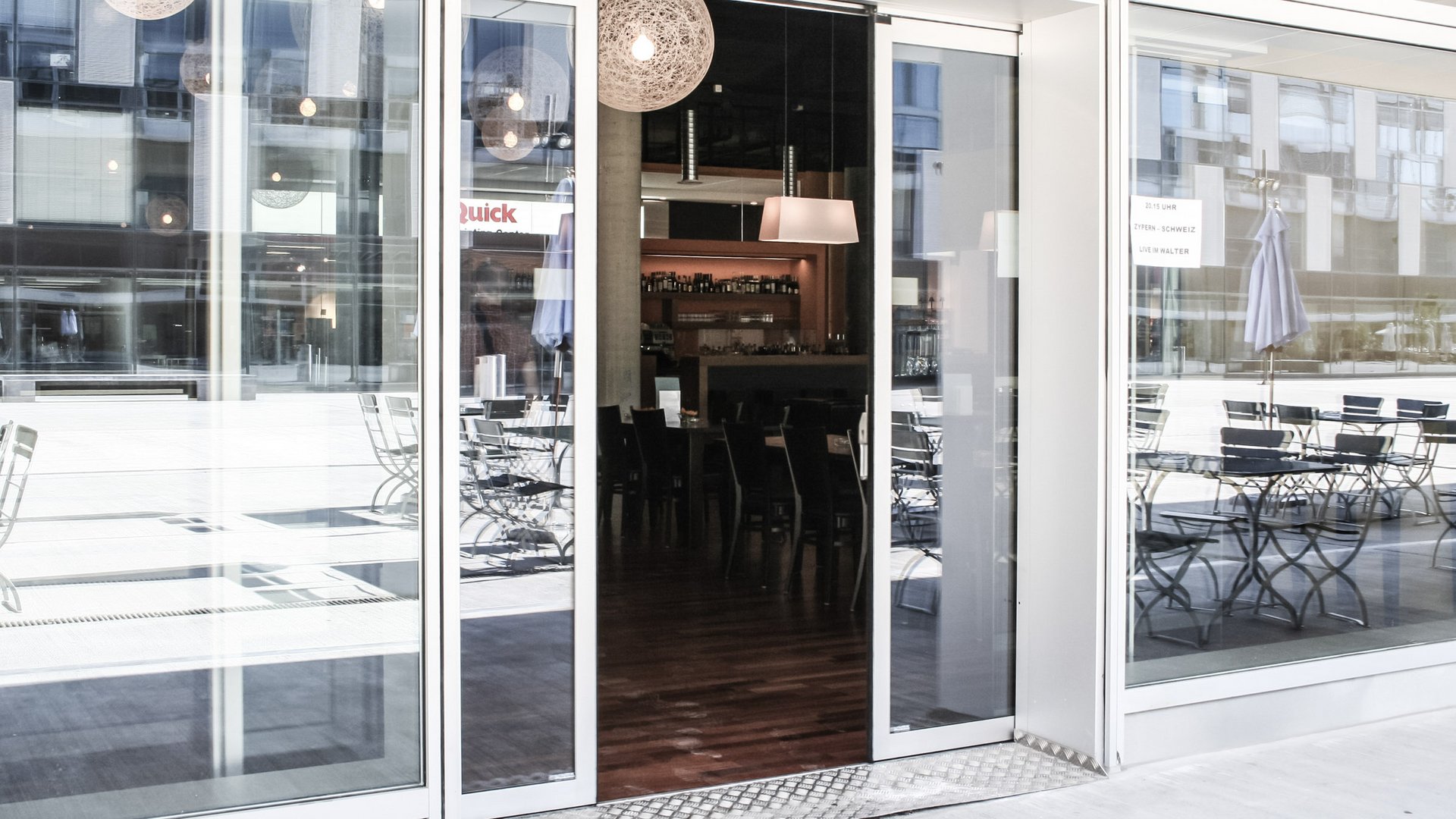 Restaurant Eingang im Wankdorf Center in Bern mit automatischen Schiebetüren