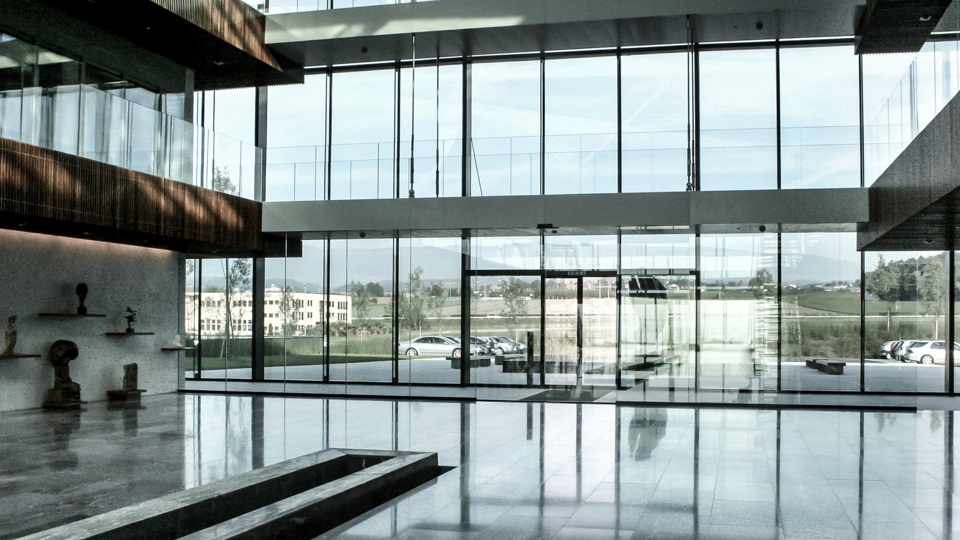 Foyer im Ferring Gebäude in Saint-Prex mit einer automatischen Schiebetür