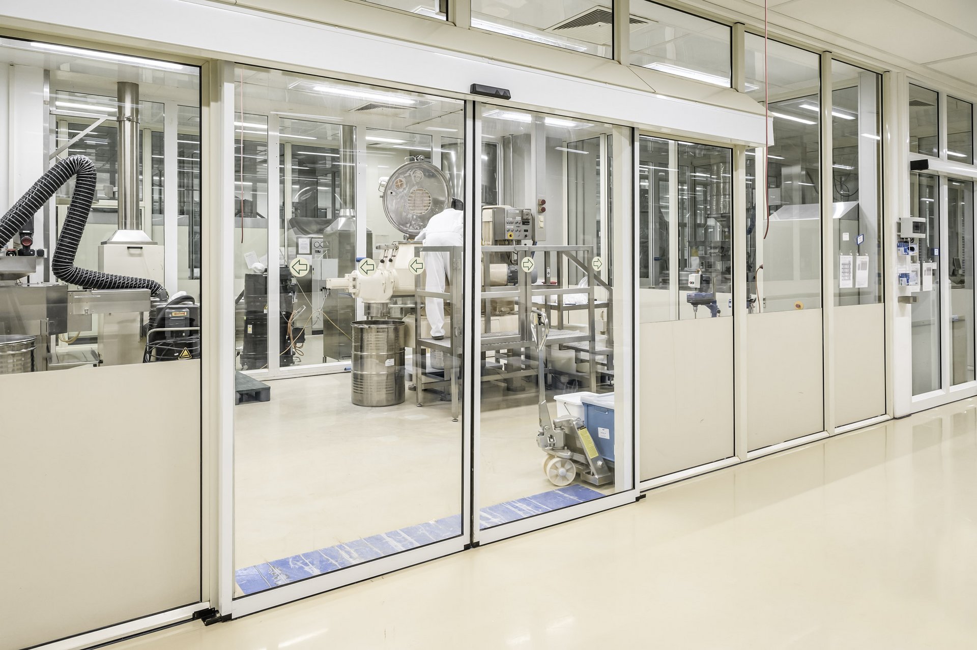 Labor der Next Pharma Logistics mit automatischen Schiebetüren