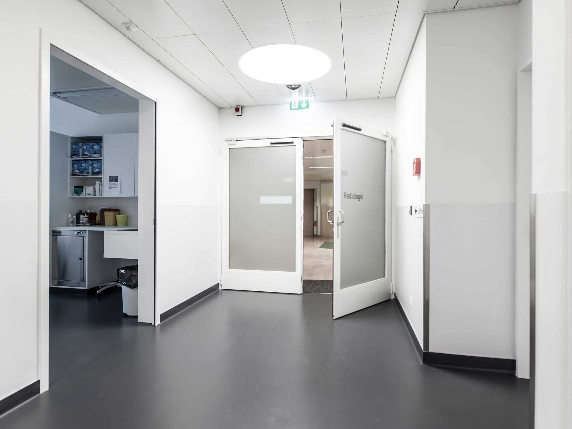 Abteilung Radiologie im Spital Thun mit einer automatischen Drehfluegeltuer