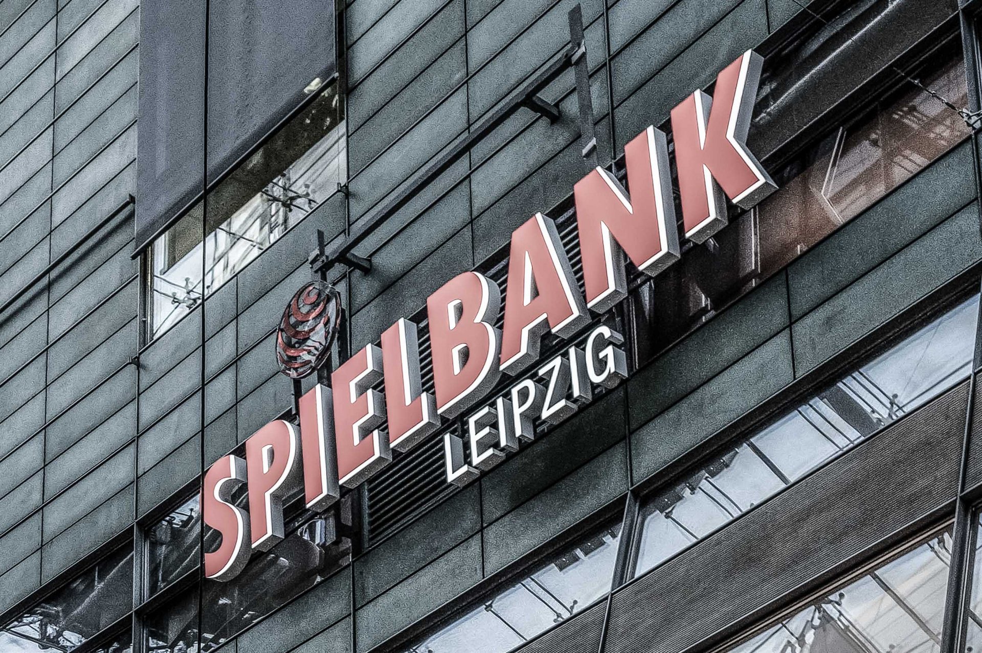 Logo an der Fassade der Spielbank Leipzig