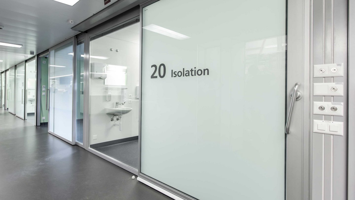 Isolationsbereich im Insel Spital mit einer abdichtenden Schiebetür