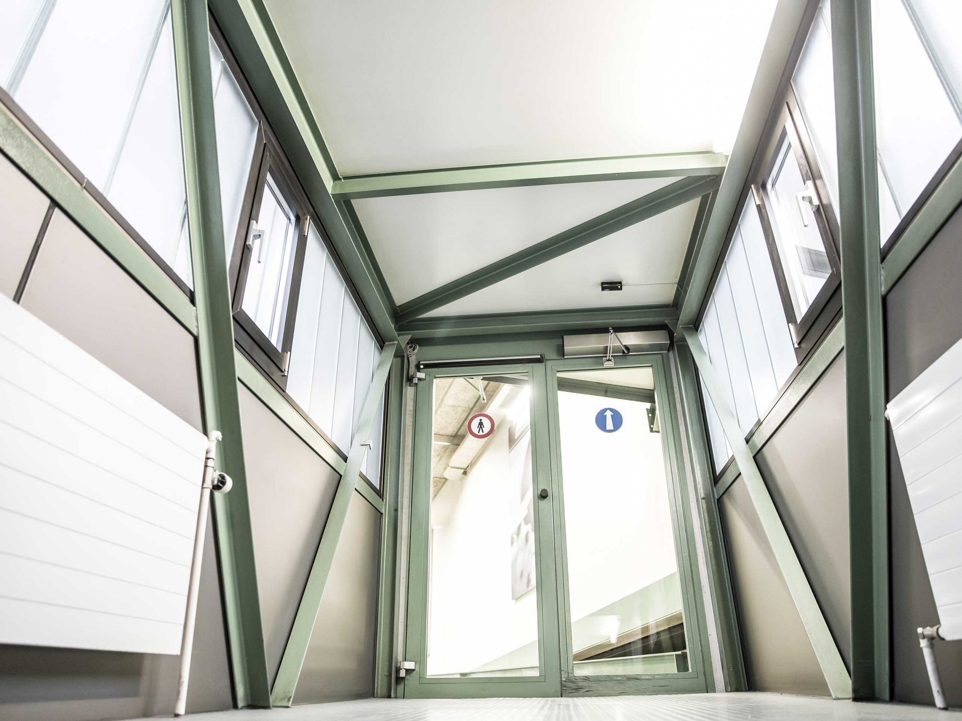 Gilgen Hauptsitz mit einer automatischen Drehflügeltür