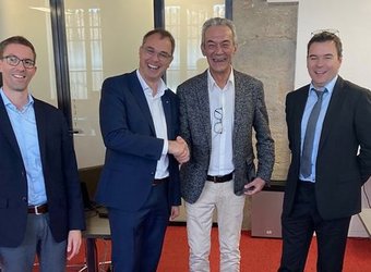 Von Links nach Rechts: Raphael Engelberger (CFO Gilgen), Martin Plüss (CEO Gilgen), Pierre Labrosse (ehem. Besitzer Copas), Lionel Beal (neuer CEO Copas)