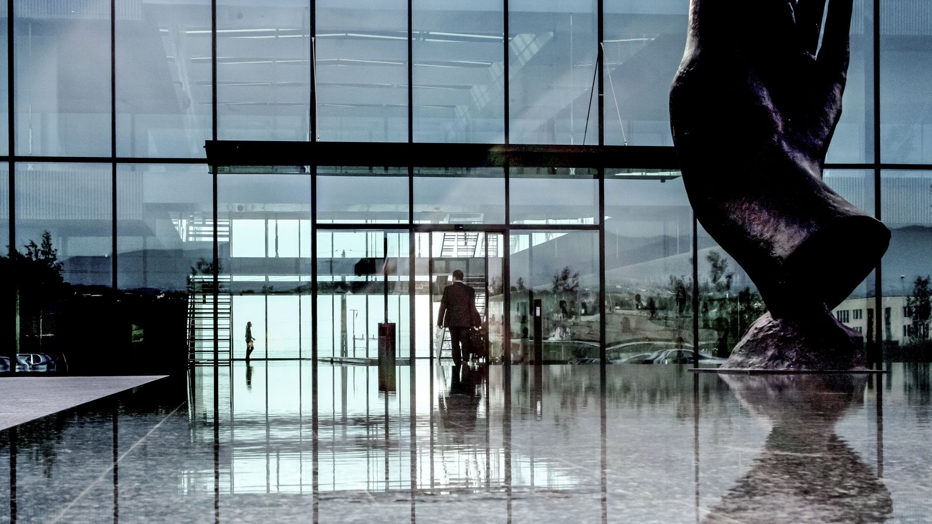 Eingang Ferring Gebäude in Saint-Prex mit einer automatischen Schiebetür