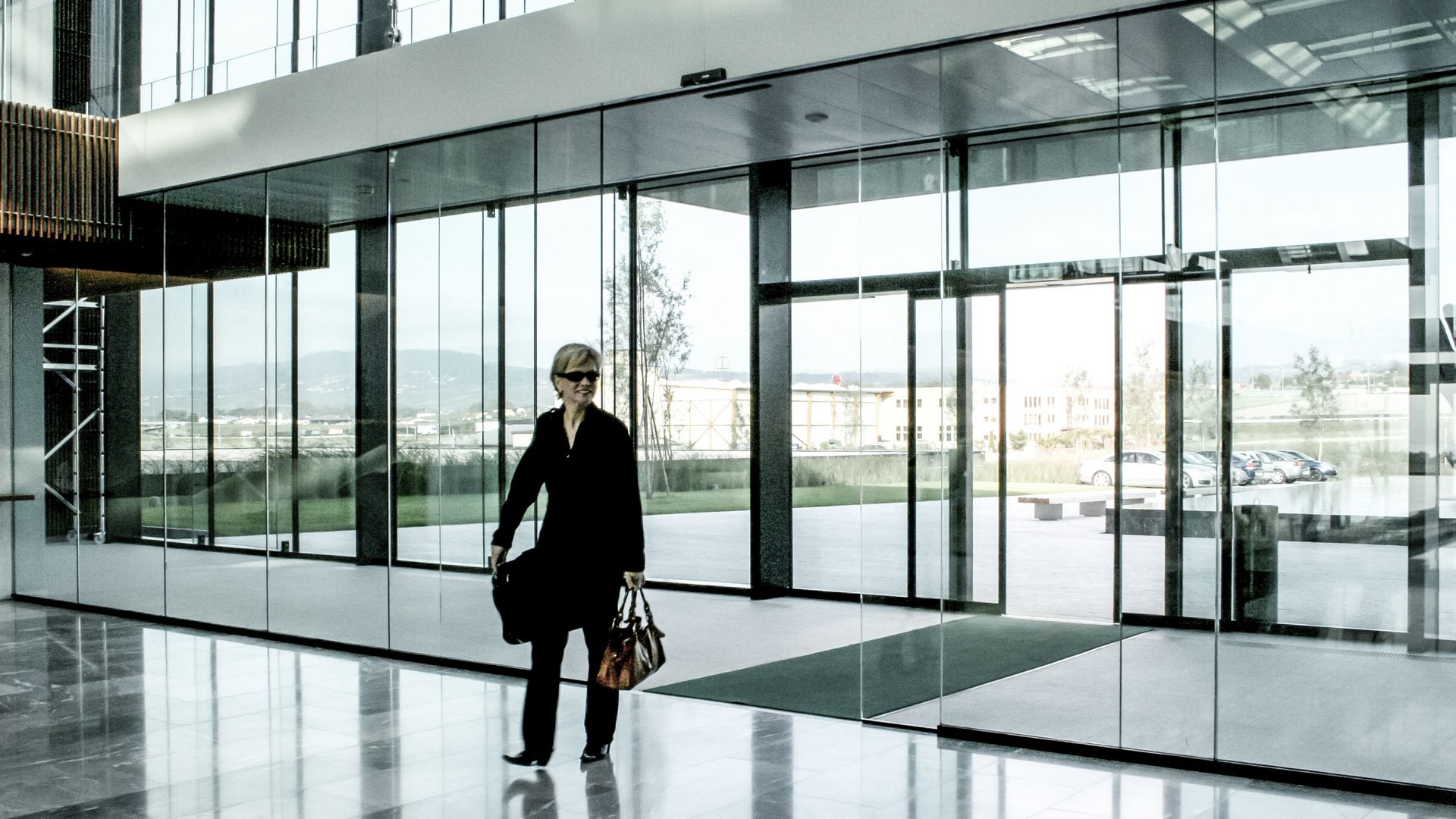 Eingang Ferring Gebäude in Saint-Prex mit einer automatischen Schiebetür