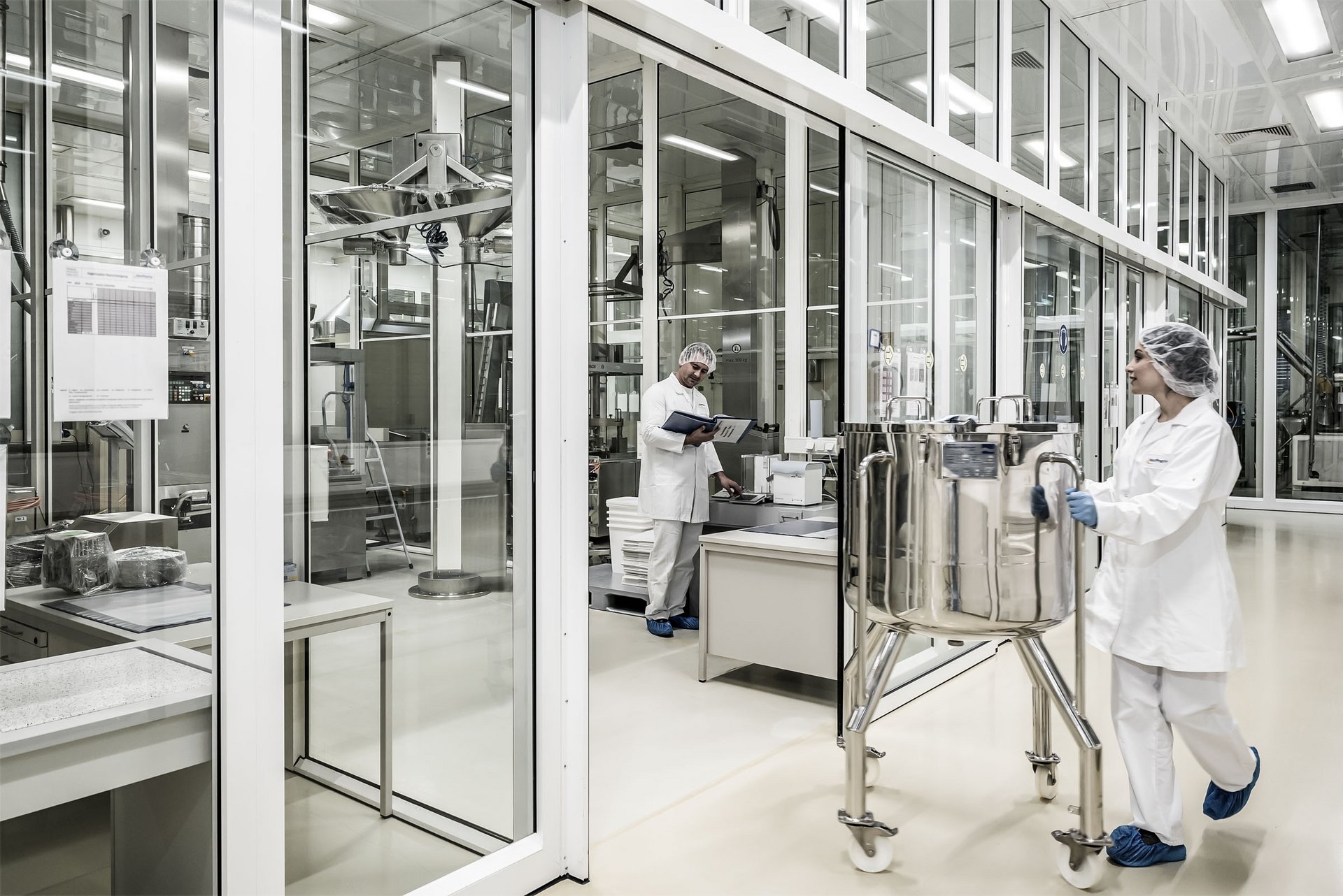 Flur im Labor der Next Pharma Logistics mit automatischen Schiebetüren