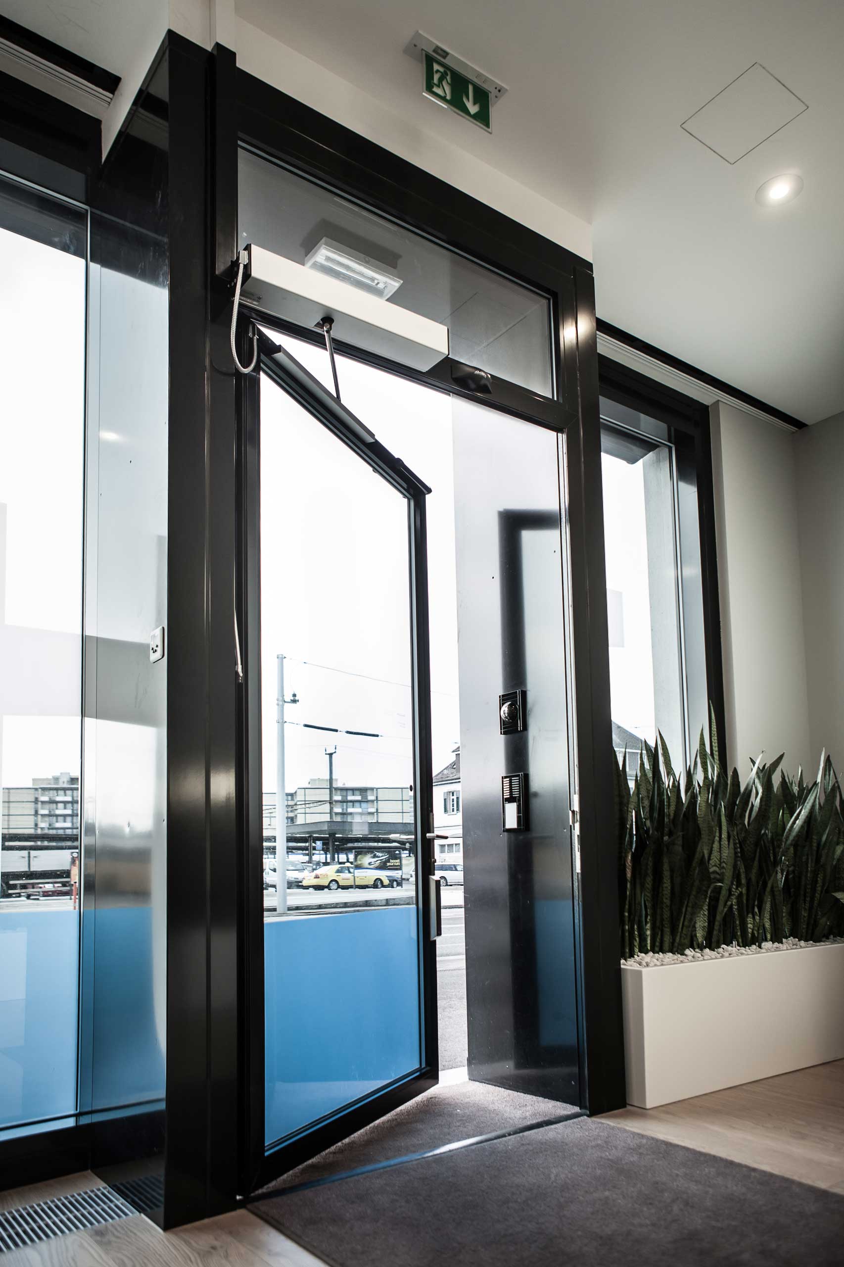 Medgate Praxis mit einer automatischen FD20 Drehflügeltür